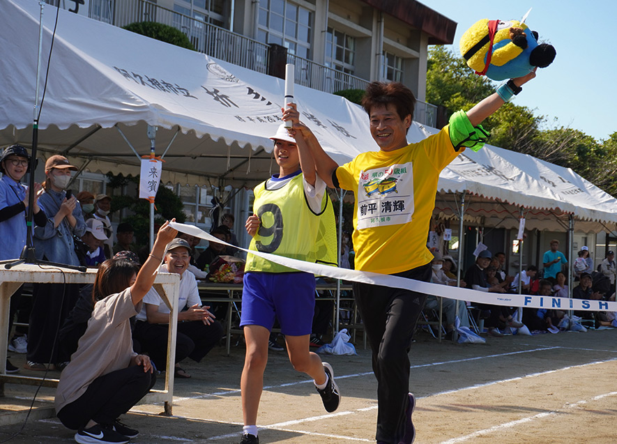 在校生とともに笑顔でゴールテープを切る