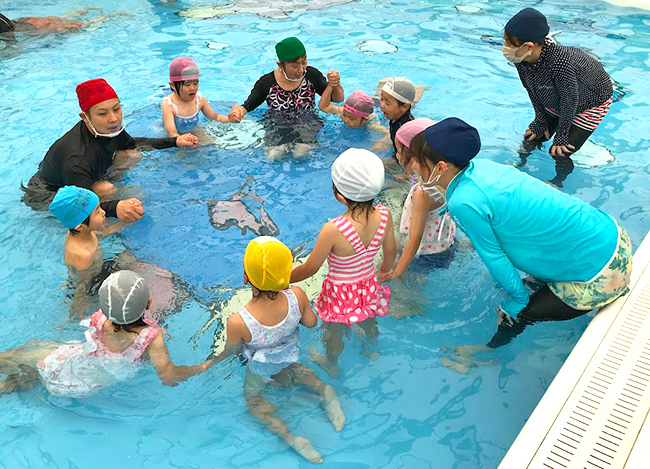 水遊びする子ども達