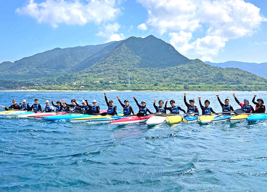 海上で休息をとる研修生たち