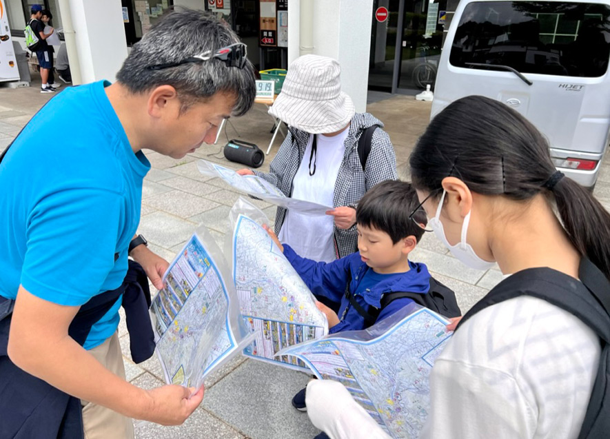 潮騒ロゲイニングの様子1 みんなで地図を広げて作戦会議！どうやって回ろうかな。。。