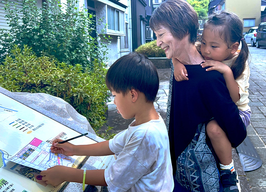 潮騒ロゲイニングの様子 チェックポイント発見！おばあちゃんの知恵と孫のパワーでゴールへGO！