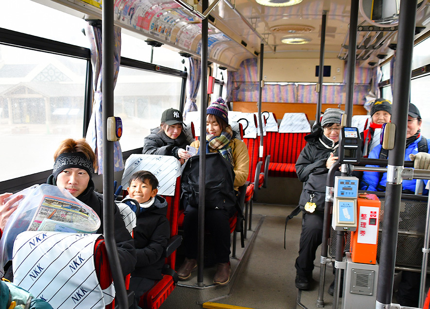 スタート直後、バスに乗り込む3チーム