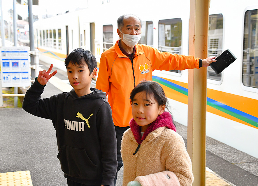 ボーナスポイントのおれんじ鉄道の車両と一緒に