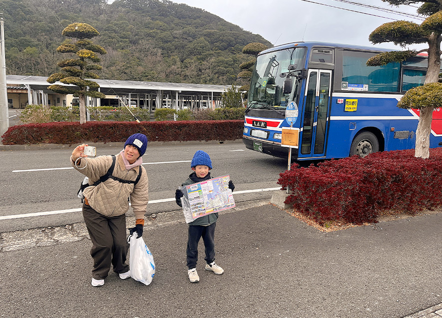 ボーナスポイントの通過するバスと一緒にパチリ