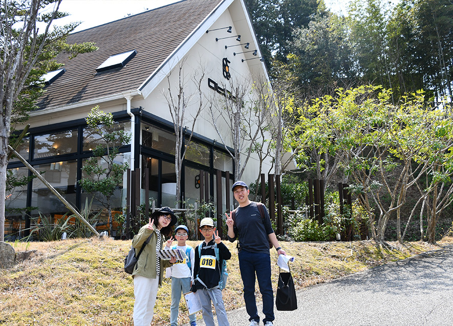 チェックポイントで撮影するファミリー