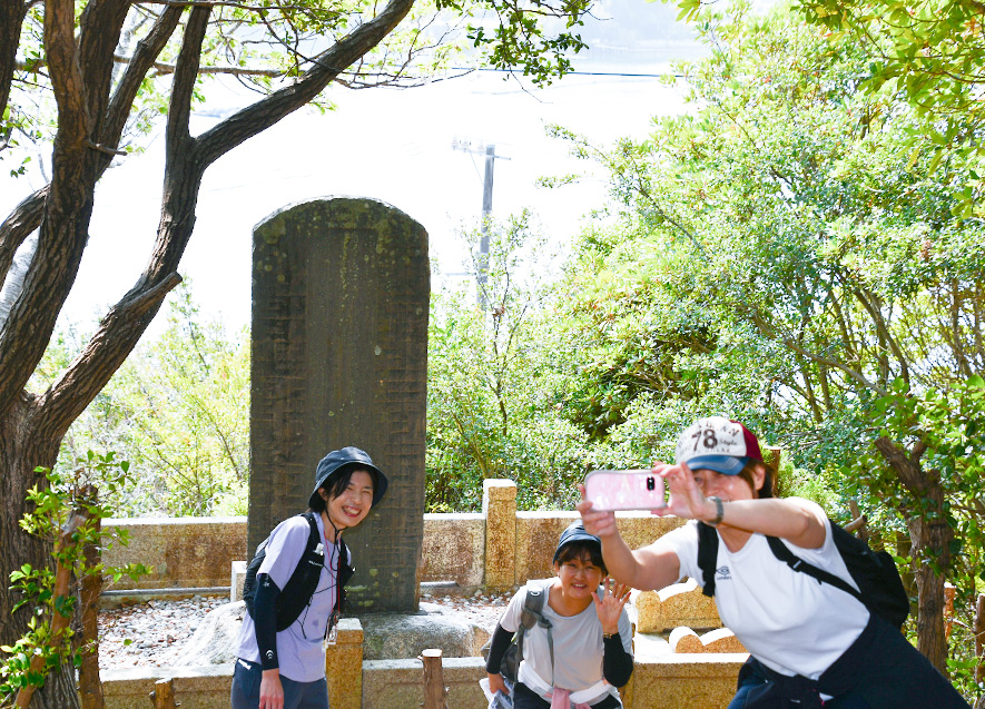 平本末次郎翁の石碑で撮影する参加者