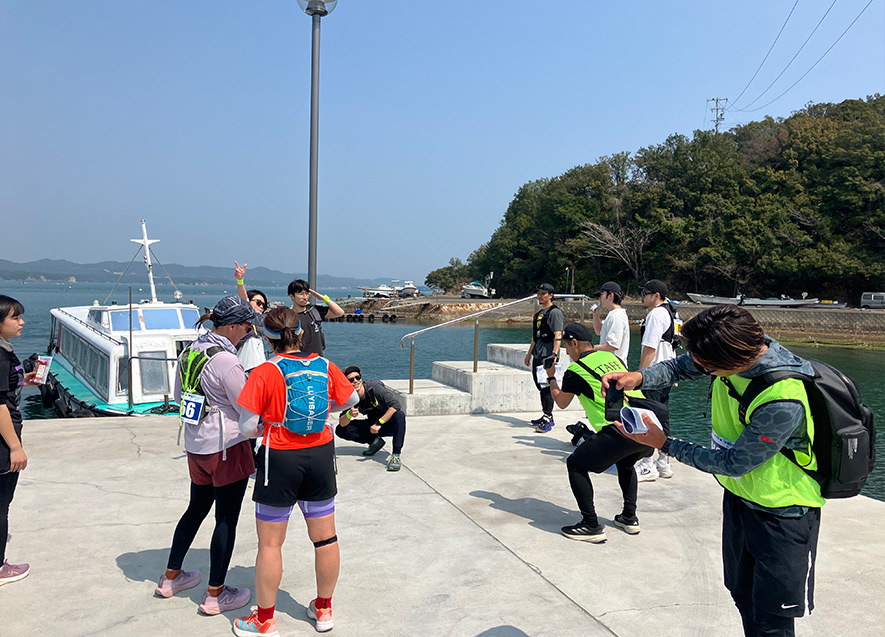 渡鹿野島へ向かう船と写真撮影