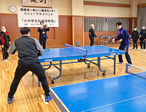 横谷選手による「小中学生の卓球教室」