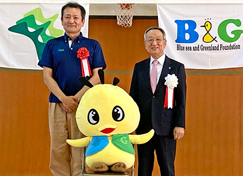 B&G財団 菅原理事長（左）と、山梨市 高木市長（右）