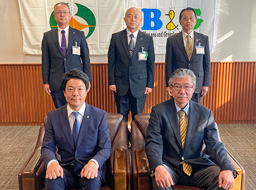 岩永市長（前列左）、B&G財団 古山常務理事（前列右）