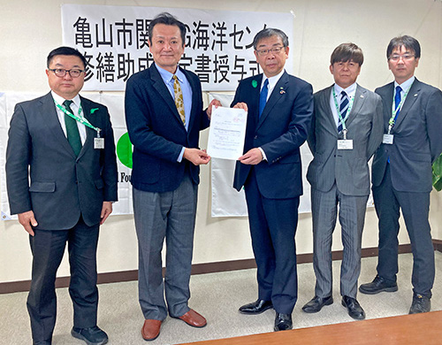 櫻井市長（右から3番目）、B&G財団 菅原理事長（右から4番目）