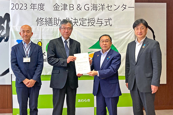 B&G財団 古山常務理事（左から2番目）、あわら市 森市長（左から3番目）