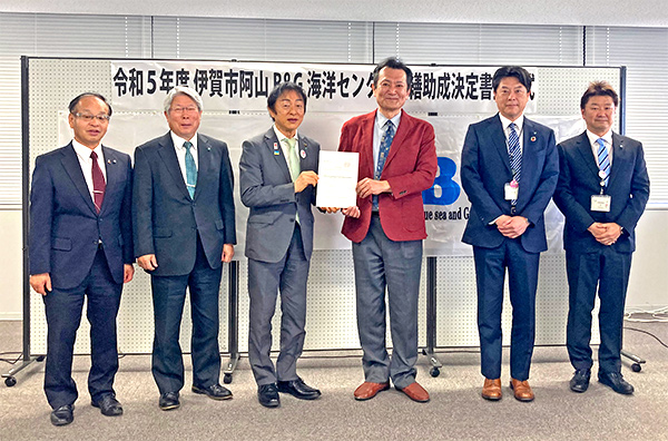 伊賀市 岡本市長（左から3番目）、B&G財団 菅原理事長（左から4番目）