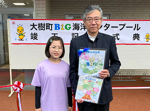 大樹水泳少年団長 小柳さん（左）と、B&G財団 古山常務理事（右）