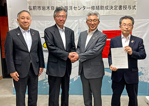 B&G財団 古山常務理事（左から2番目）、弘前市 櫻田市長（左から3番目）