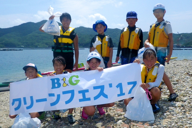 海岸のごみを拾う子供たち