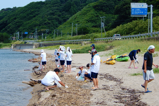 海岸のごみを拾う子供たち