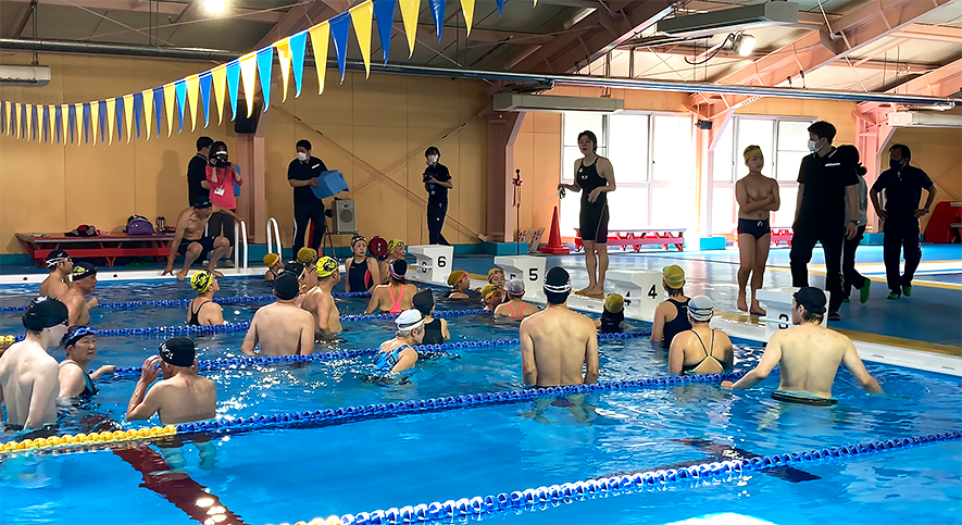式典後に行われた中村真衣さんによる水泳教室