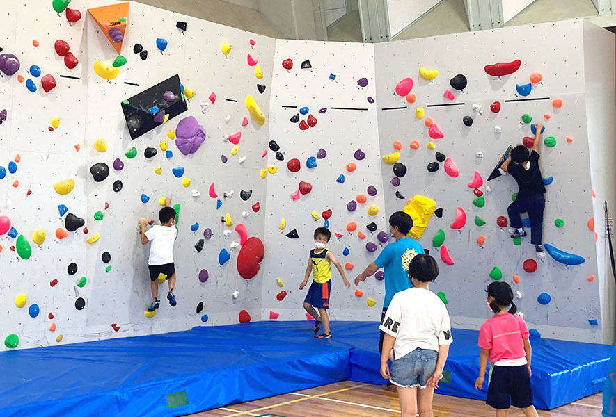 クライミングウォールで遊ぶ子供たち