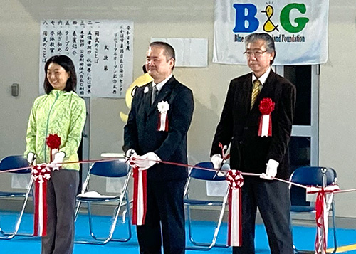 左から岩崎恭子さん、にかほ市 市川市長、B&G財団 古山常務理事 /